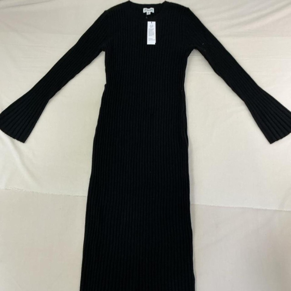 Elegant black ribbed knit midi dress